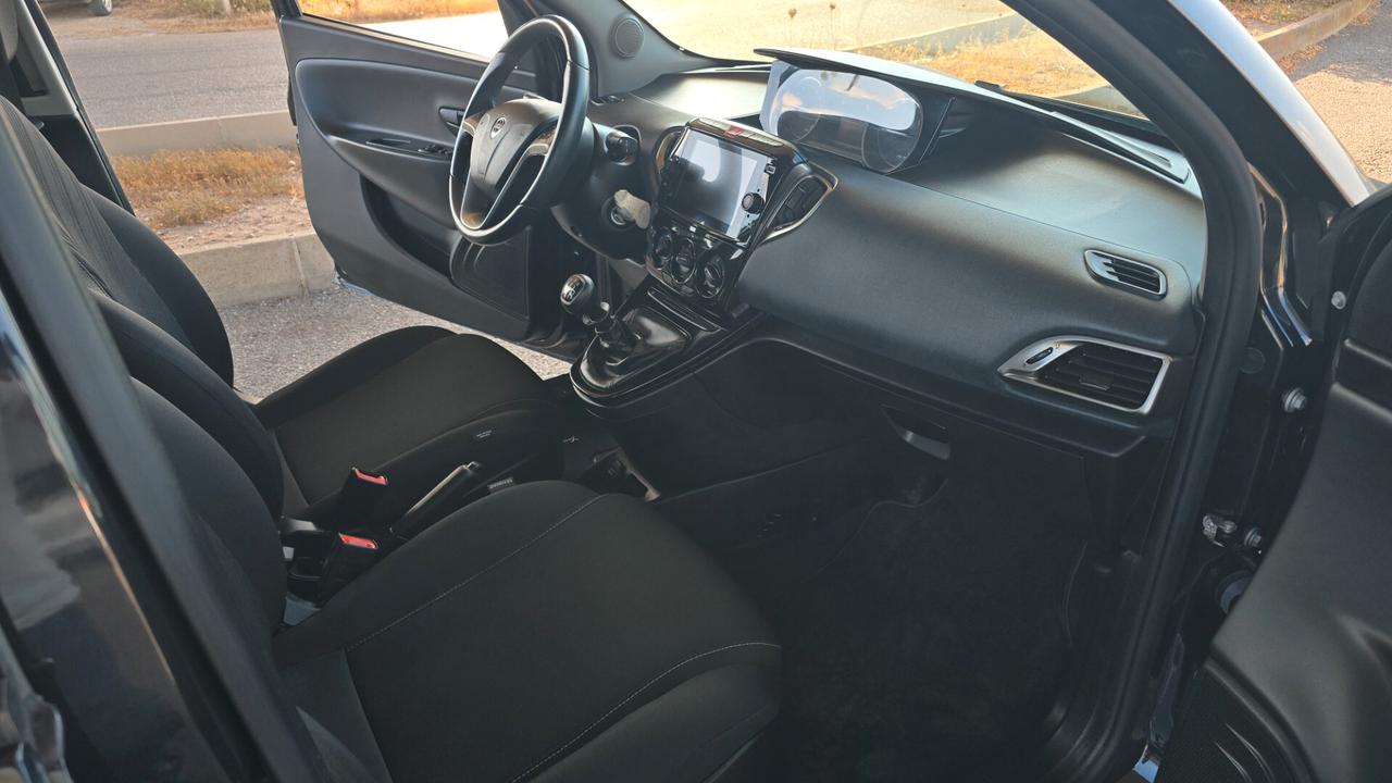 Lancia Ypsilon 1.0 FireFly 5 porte S&S Hybrid Alberta Ferretti