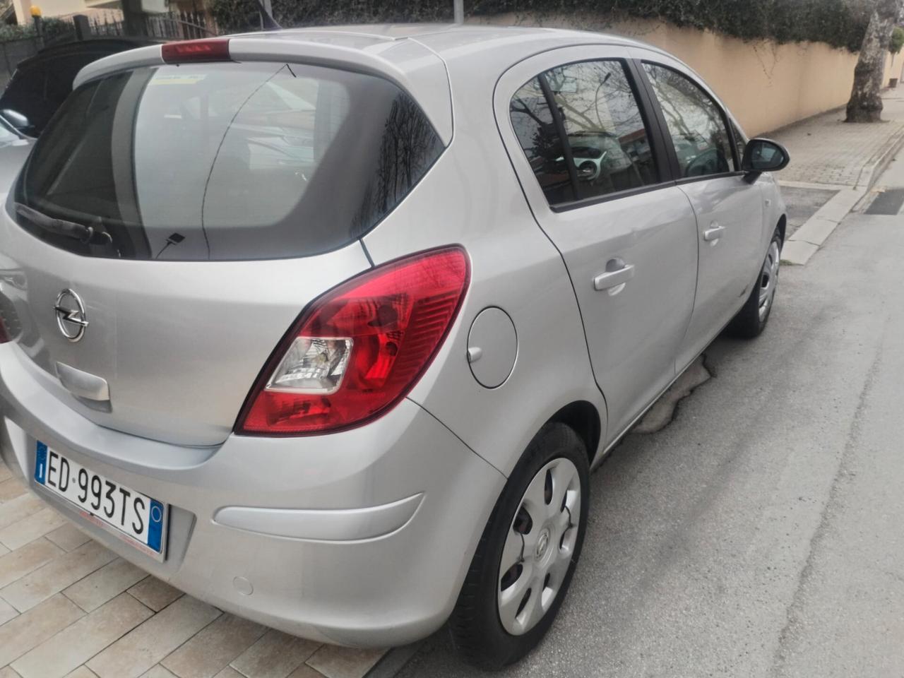Opel Corsa 1.2 5 porte Cosmo