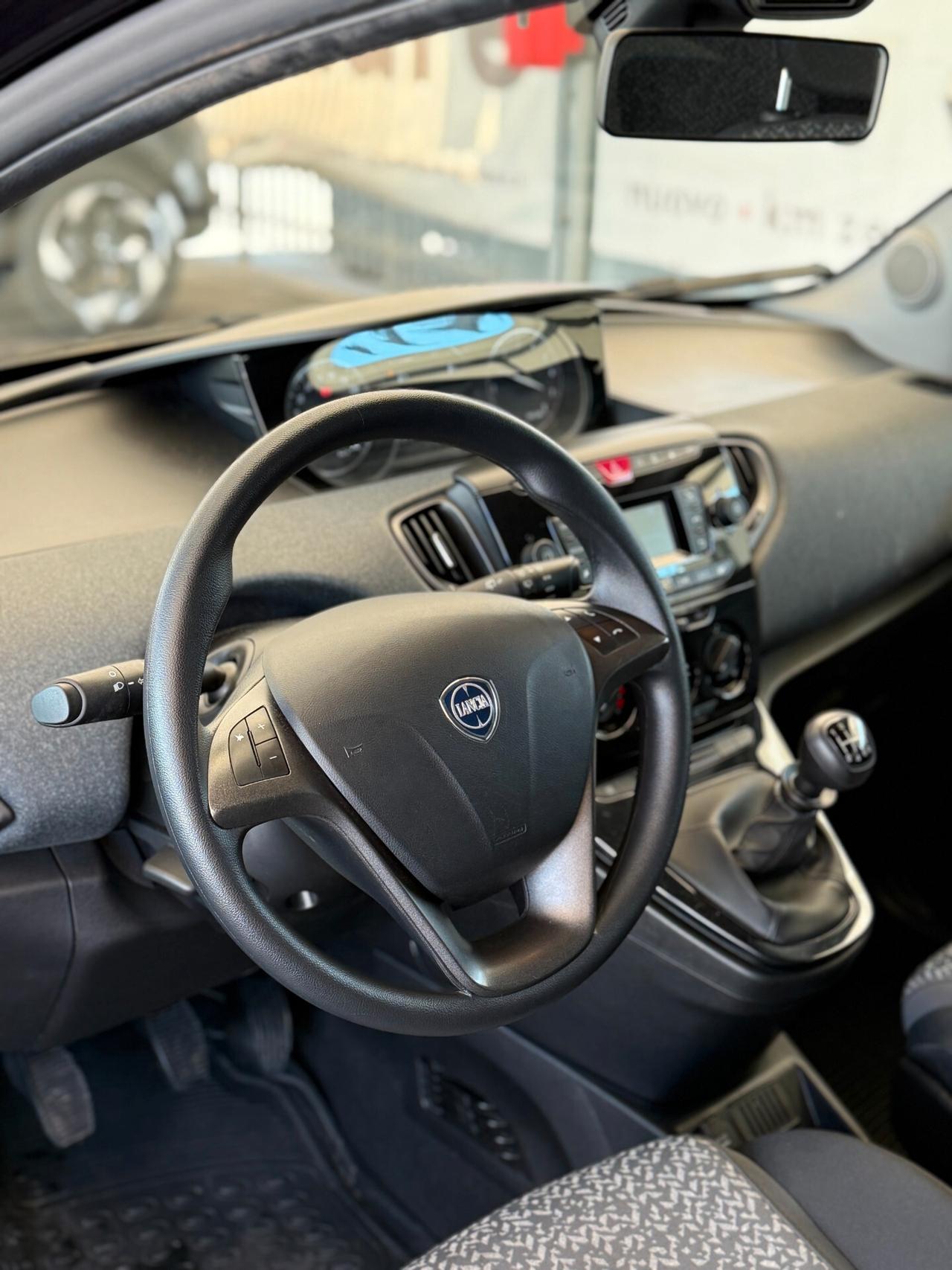 Lancia Ypsilon 1.0 FireFly 5 porte S&S Hybrid Ecochic Silver