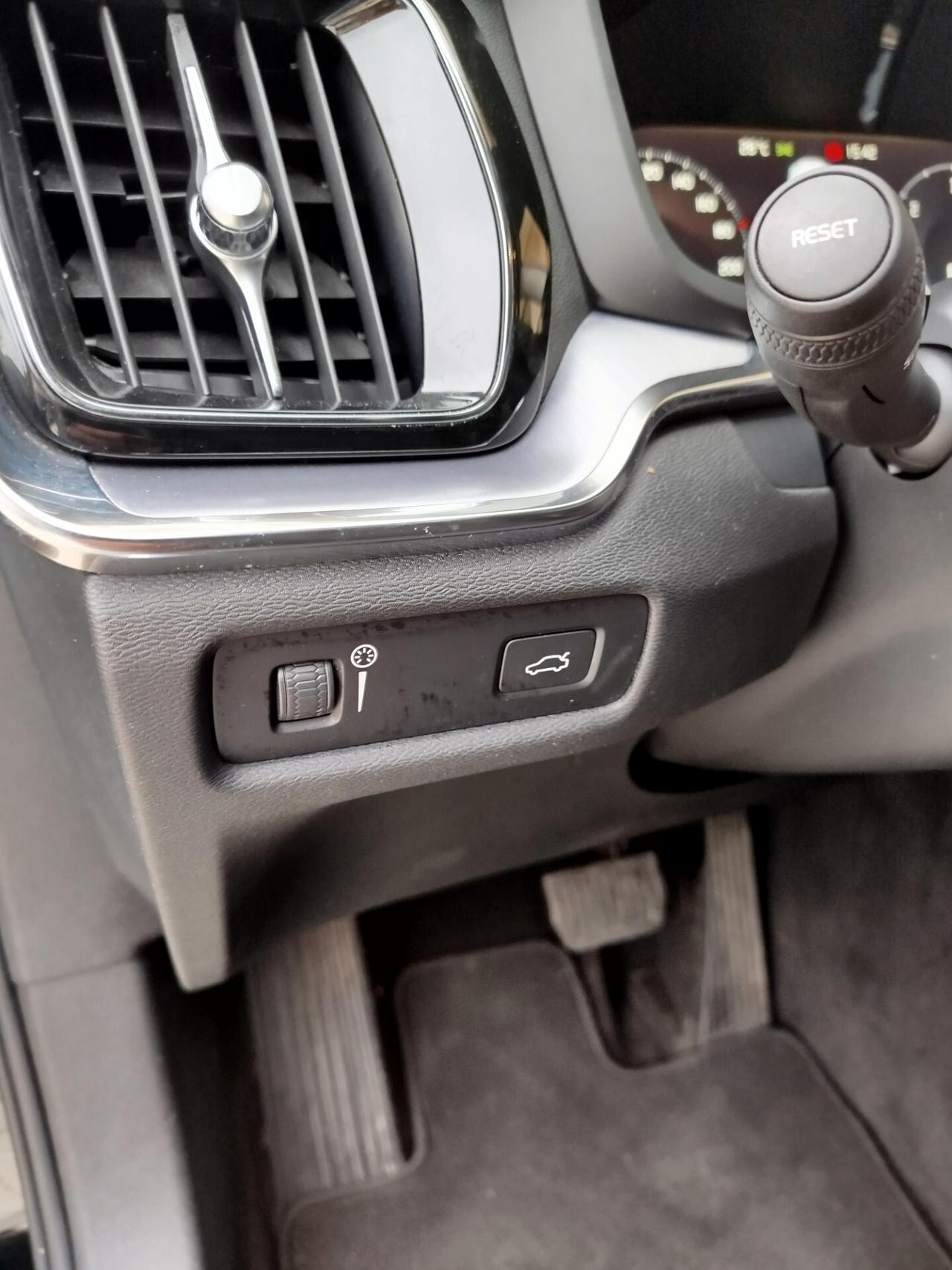 Volvo V60 B4 (d) Geartronic Momentum Business
