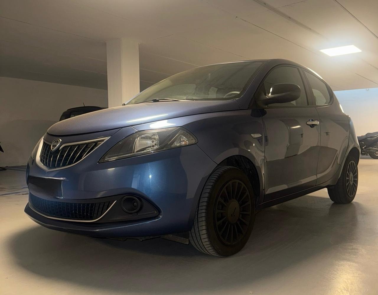 Lancia Ypsilon 1.0 FireFly 5 porte S&S Hybrid Silver