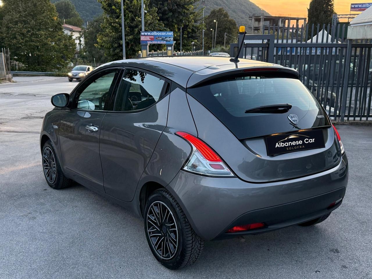 Lancia Ypsilon 1.0 FireFly S&S Hybrid Silver