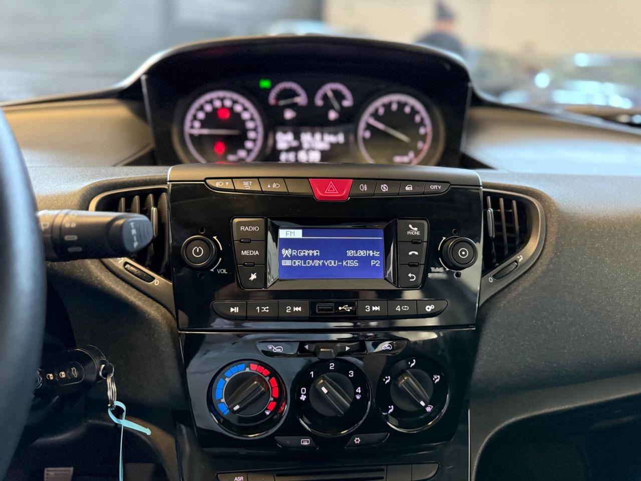 Lancia Ypsilon 1.0 FireFly S&S Hybrid Ecochic Silver