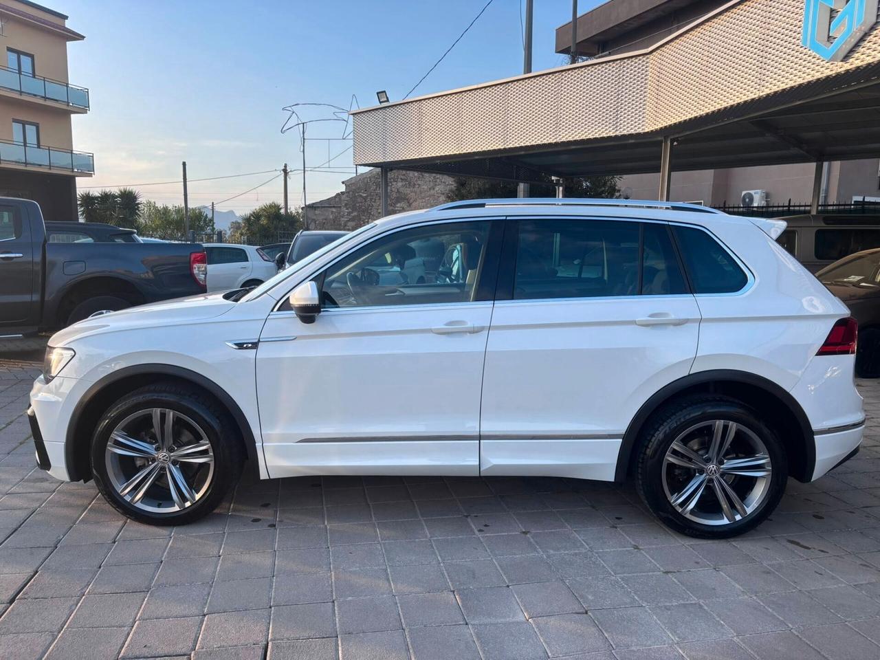 VOLKSWAGEN TIGUAN R-LINE