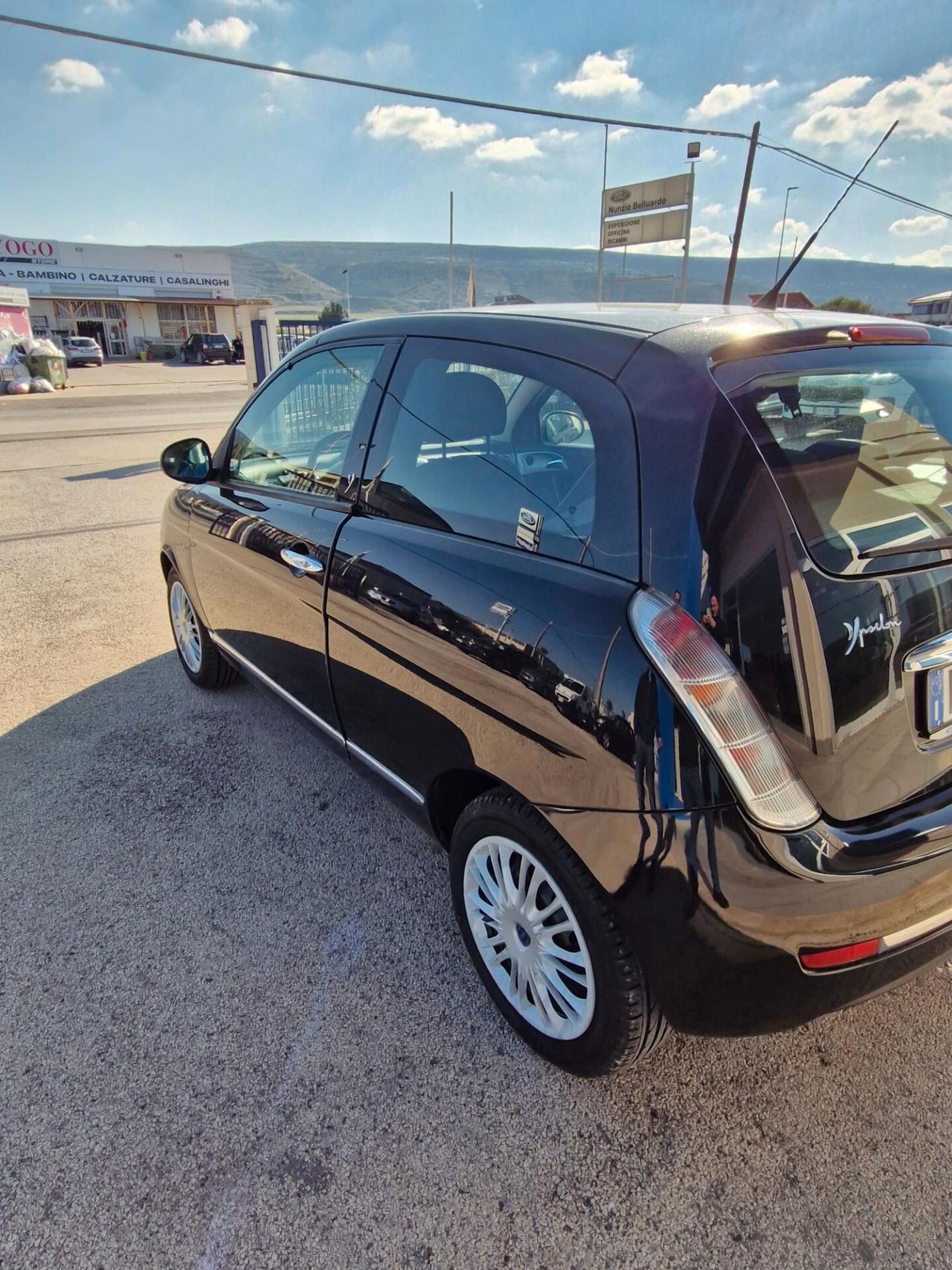 Lancia Ypsilon 1.3 MJT 75 CV New Oro