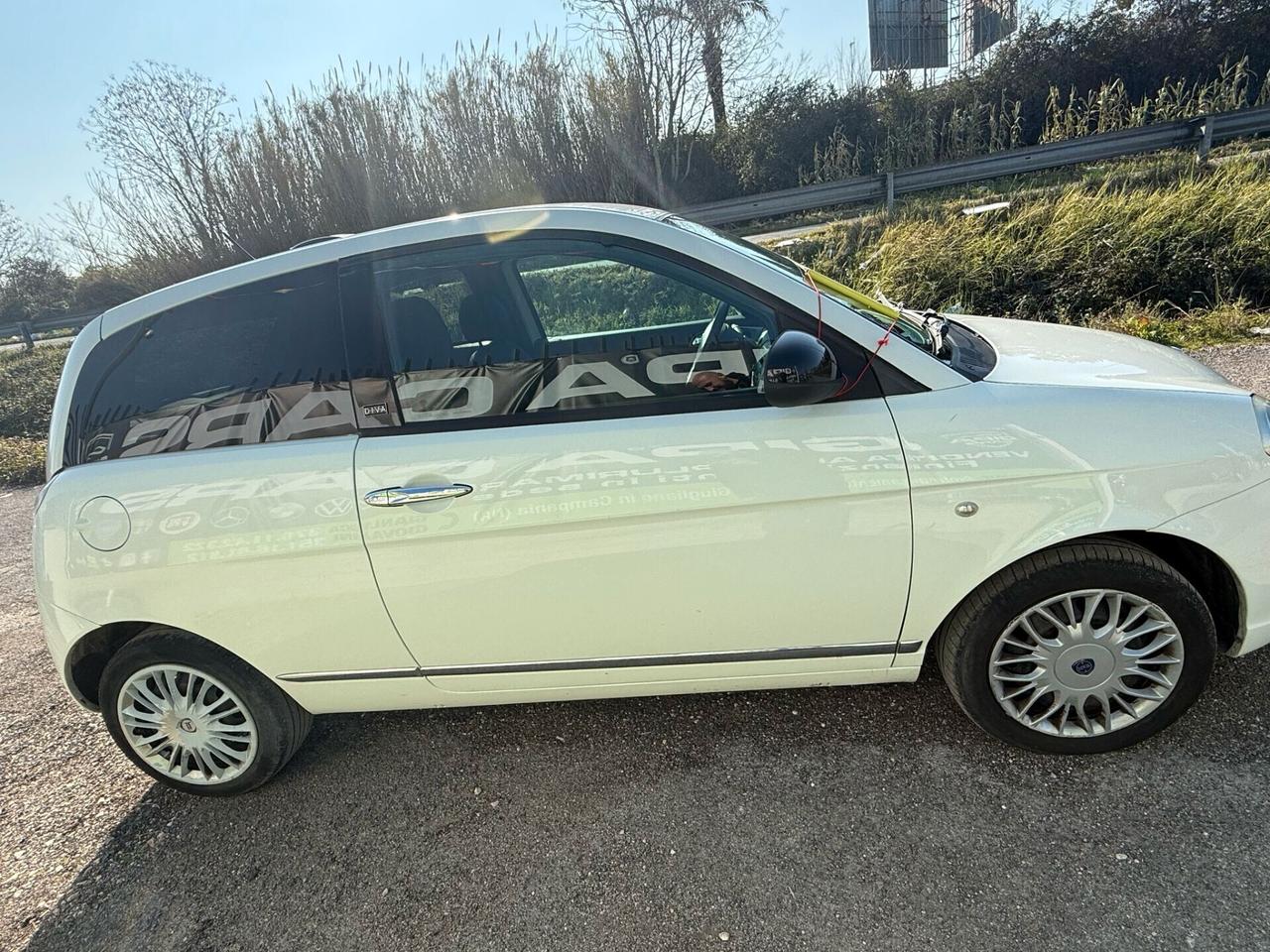 Lancia Ypsilon 1.3 MJT 75 CV Unyca