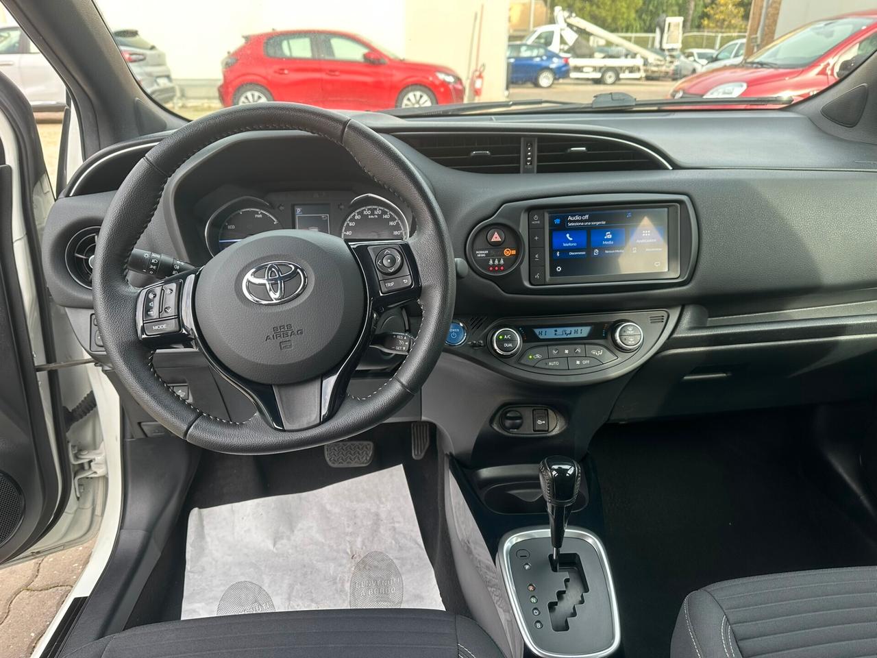 Toyota Yaris hybrid black & white