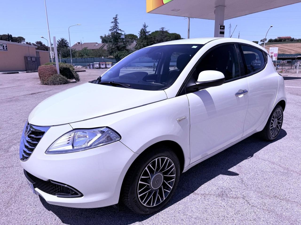 Lancia Ypsilon 1.2 69 CV 5 porte GPL Ecochic Silver