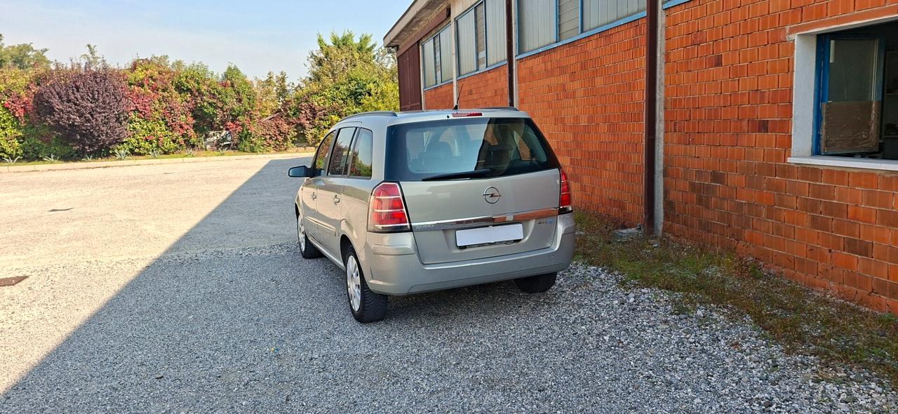 MONOVOLUME 7 POSTI 1.6 CON DOPPIA ALIMENTAZIONE