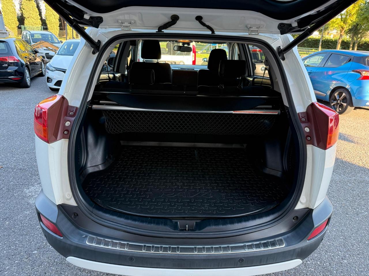 Toyota RAV 4 RAV4 2.0 D-4D 4WD Style White Ed.
