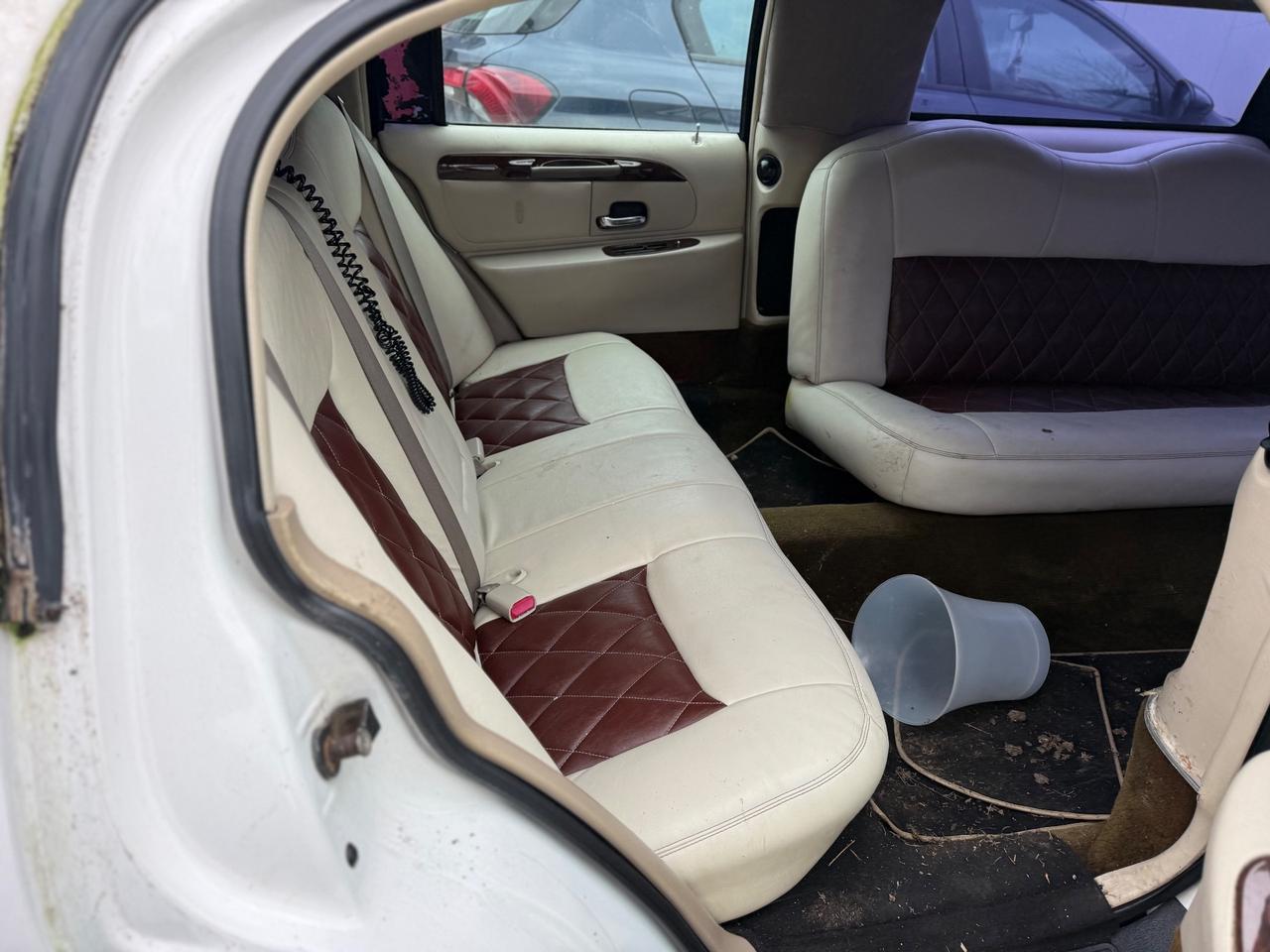 Lincoln Town Car Life Limousine