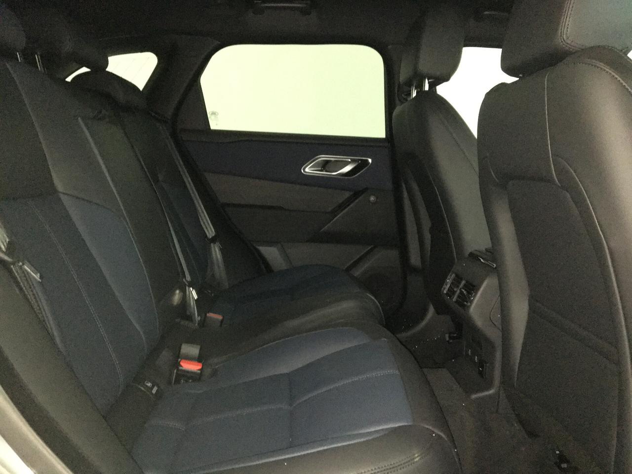 Land Rover Range Rover Velar Range Rover Velar 2.0D I4 204 CV S - Listino €. 82.160,00 Tan 2,95% Prezzo Promo €. 73.500,00 Km 0 Anticipo €. 14.500,00 N. 48 Rate da €. 605,14 e Maxirata da €. 37.200,00 Tan 2,95% Taeg 3,36%