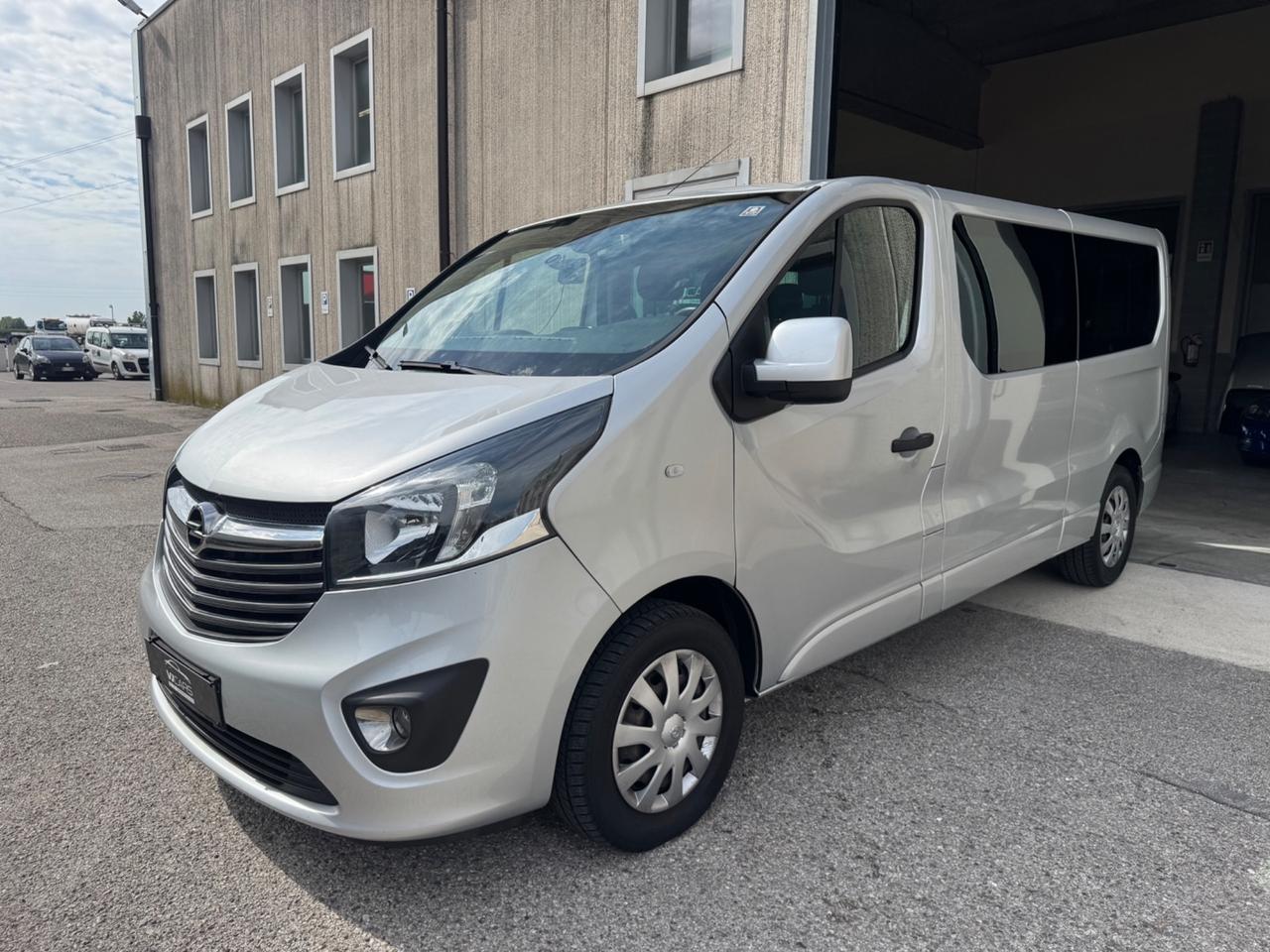 Opel Vivaro 9 posti passo lungo