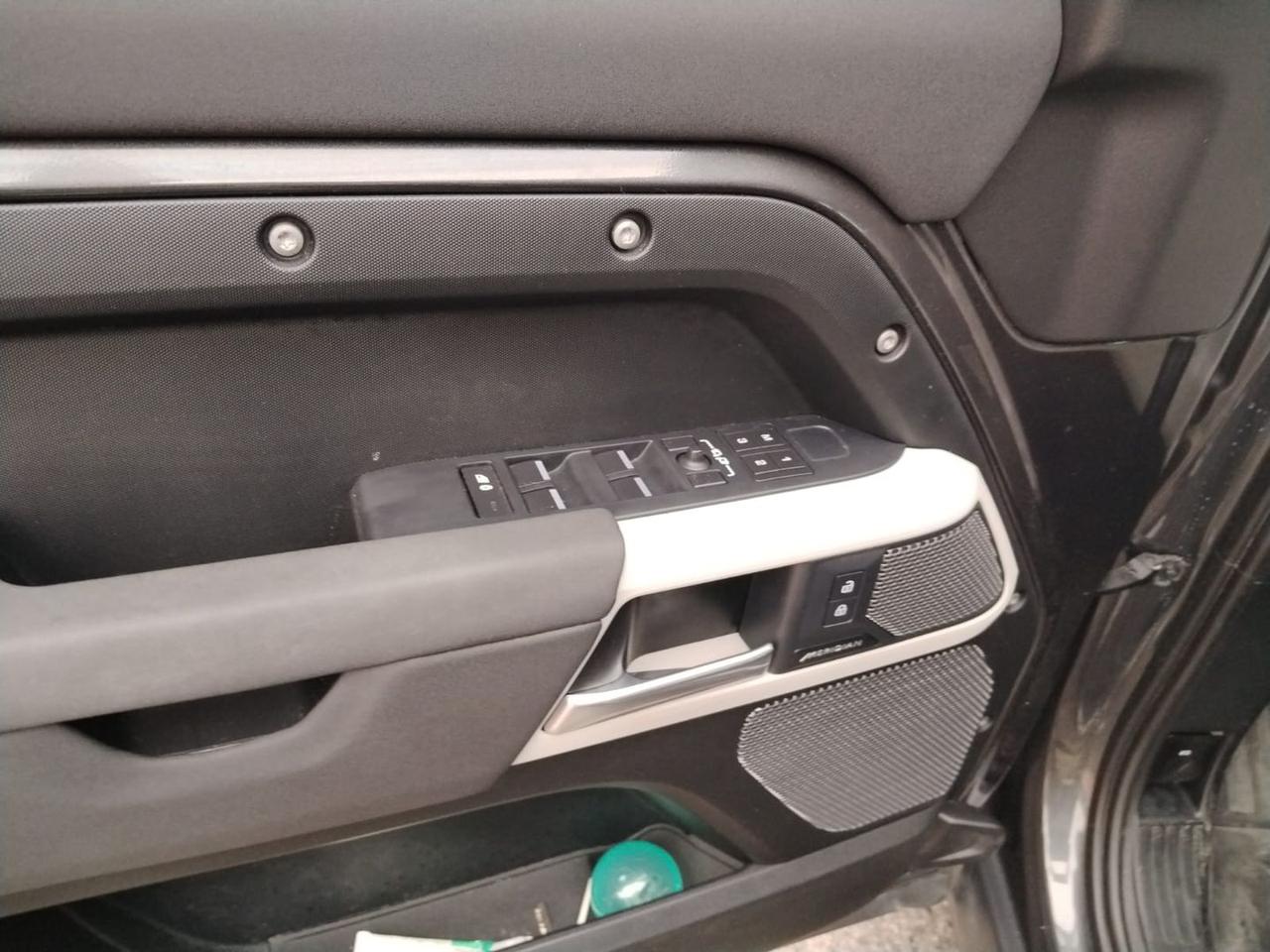 Land Rover Defender SE D 200 MHEV