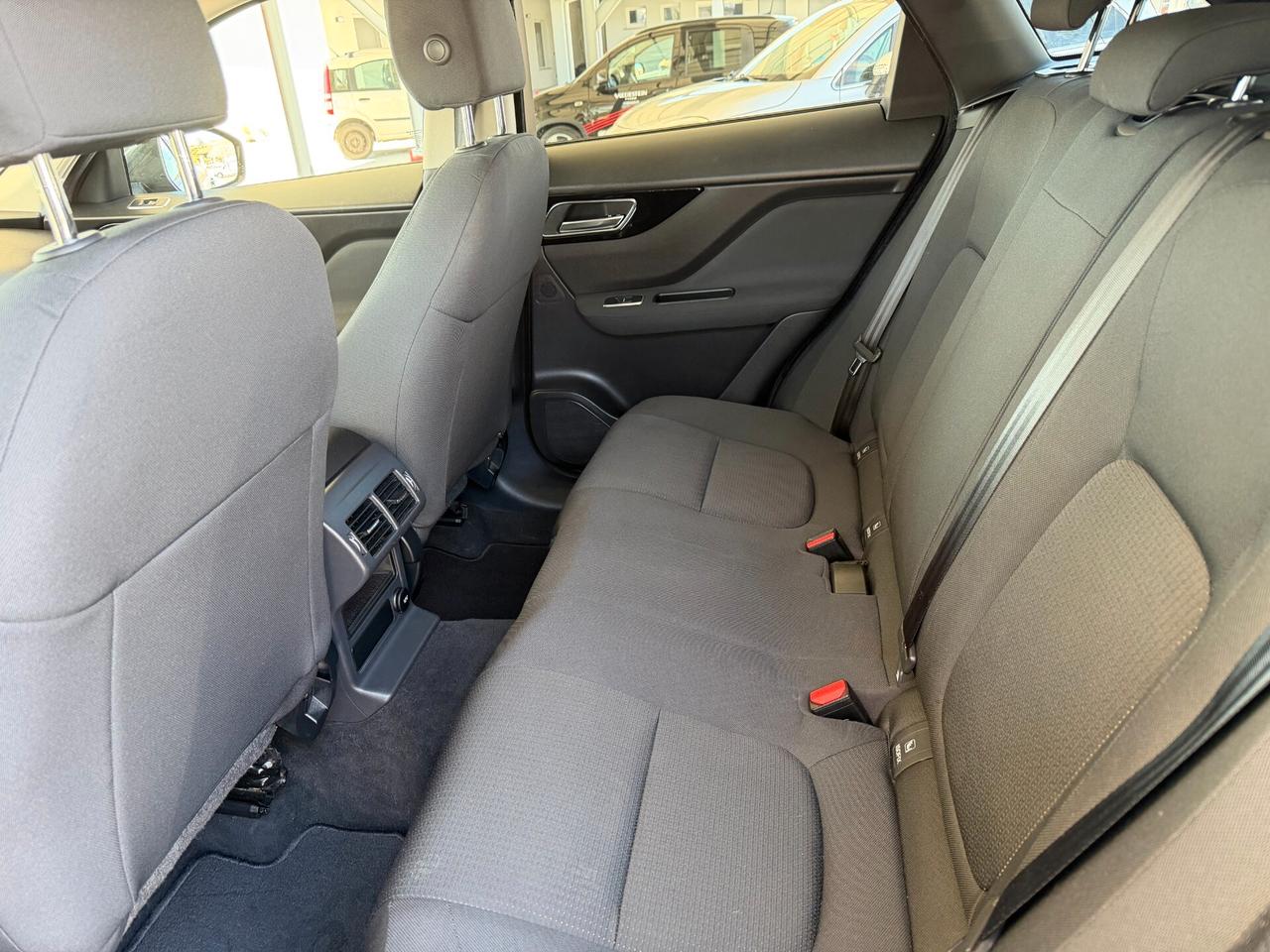 Jaguar F-Pace 2.0 D 180 CV AWD