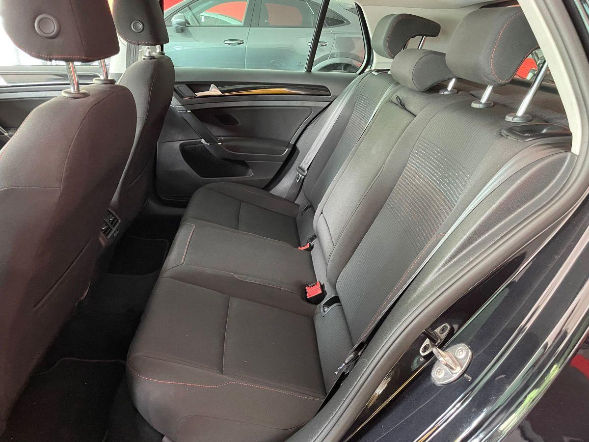 VOLKSWAGEN - Golf