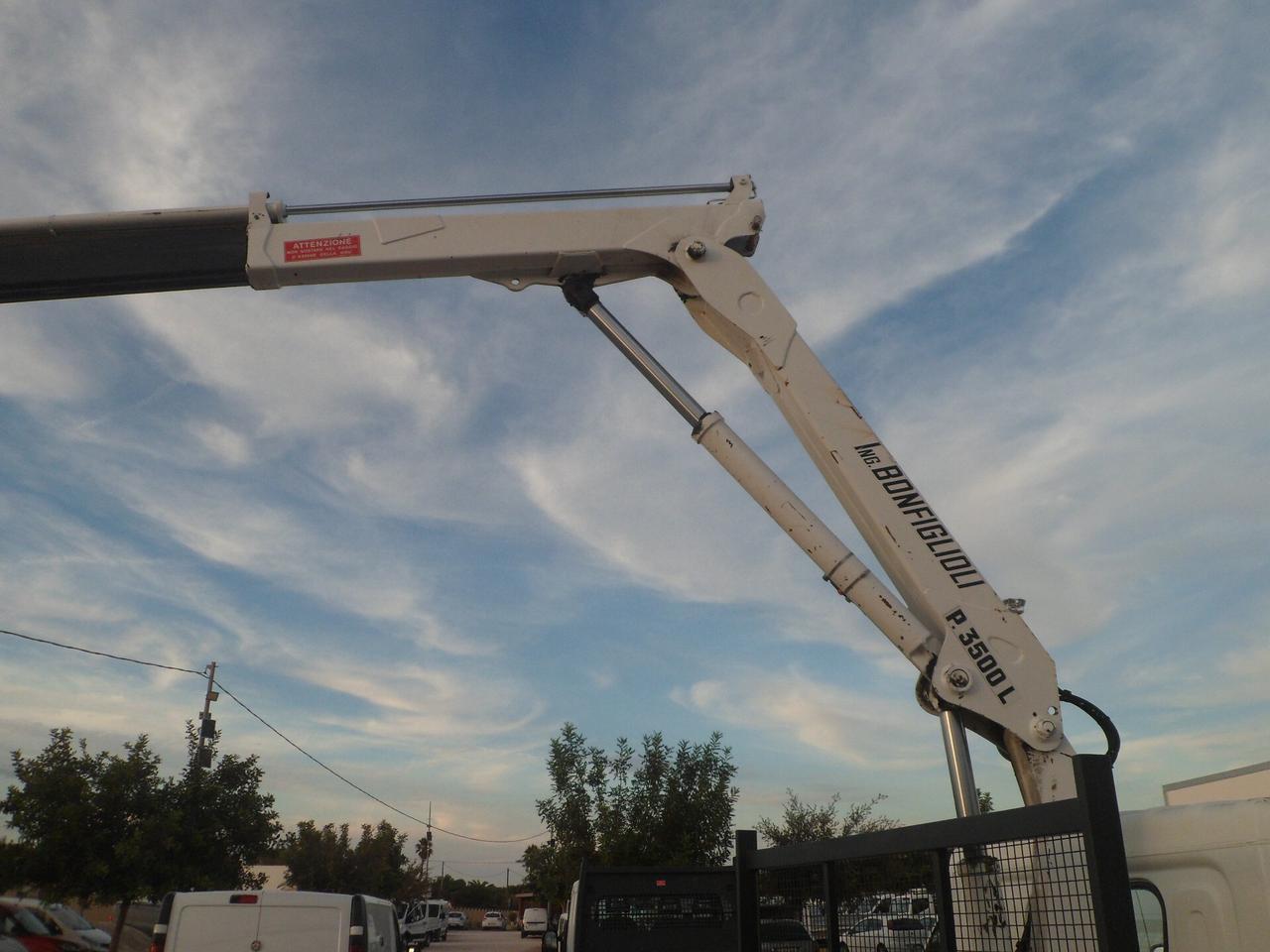 Nissan cabstar cassone con gru