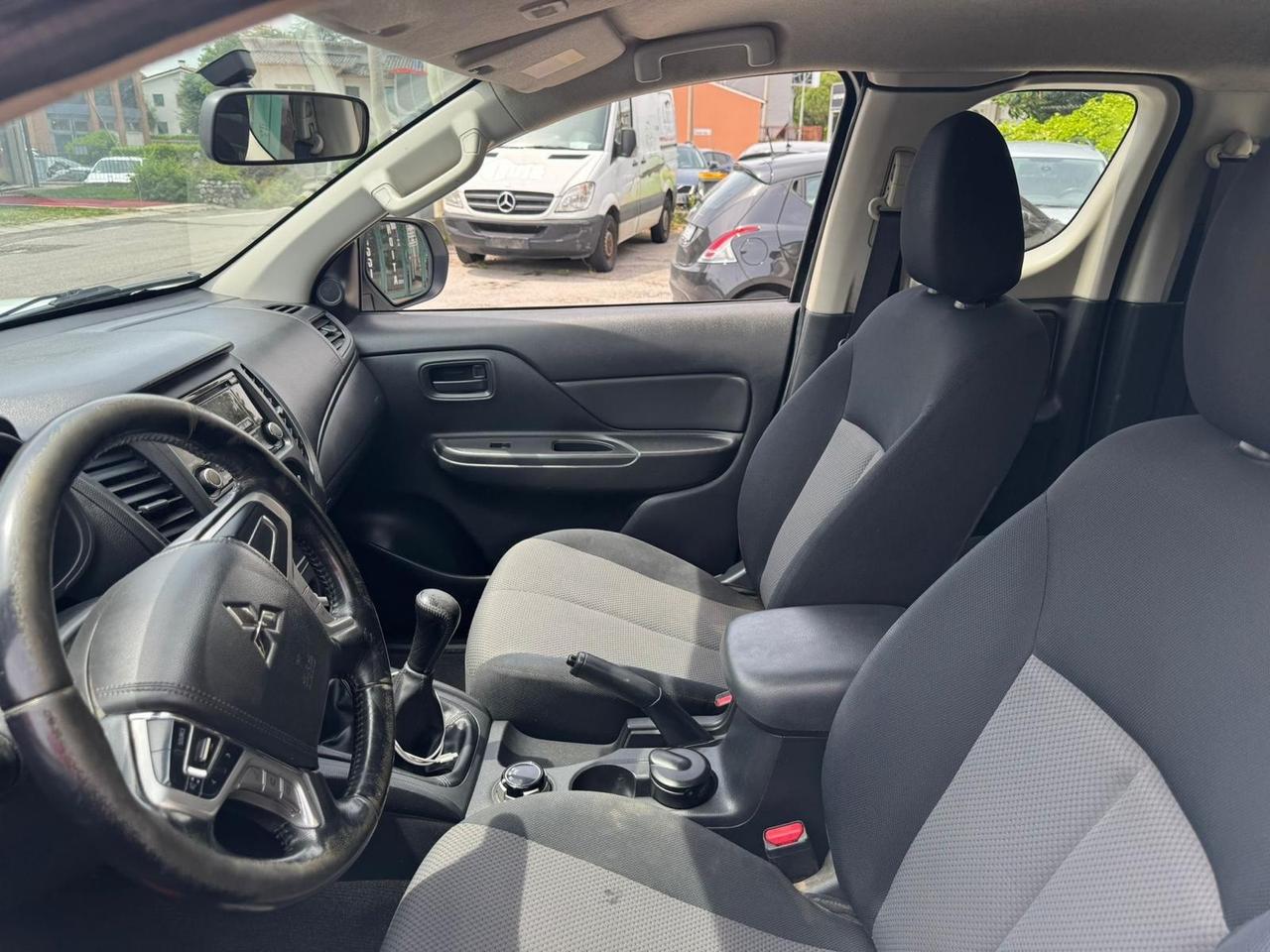 Mitsubishi L200 2.3 D Club Cab 4x4 Easy Select Invite Connect