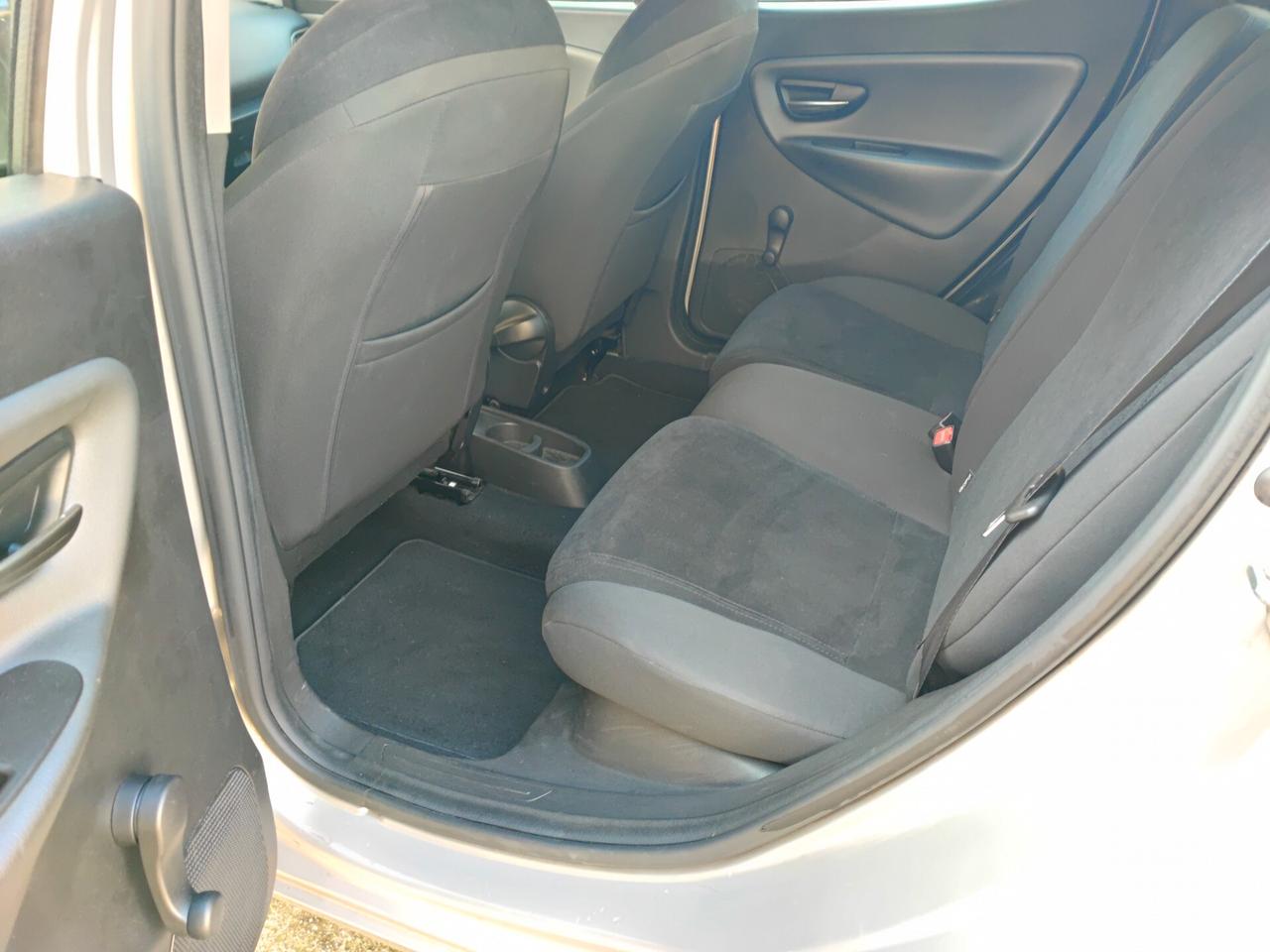 Lancia Ypsilon con 26 Euro 450 km