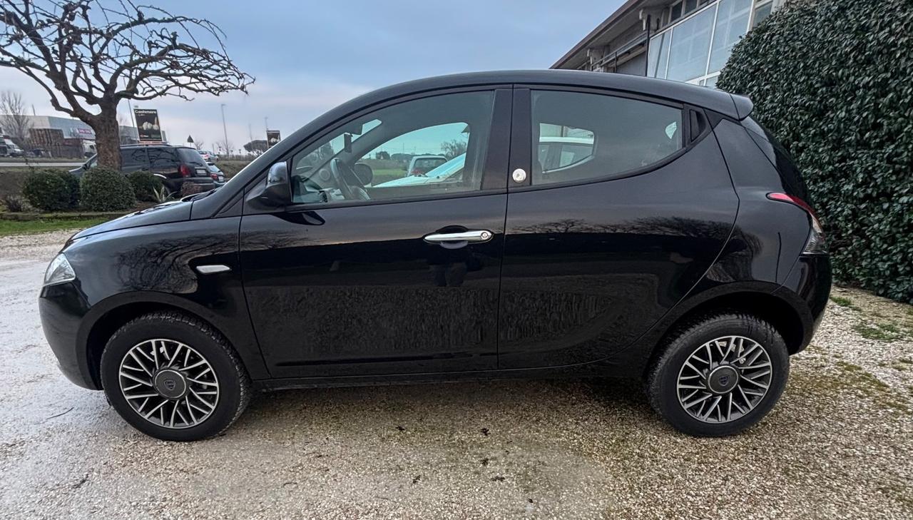Lancia Ypsilon 0.9 TwinAir 85 CV 5 porte Metano Ecochic Silver