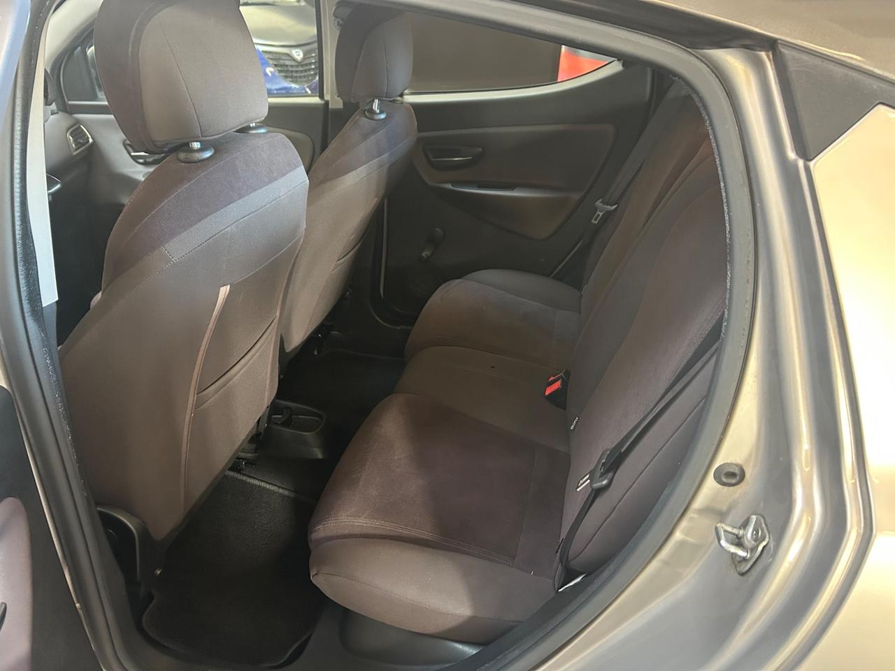 Lancia Ypsilon 0.9 TwinAir 85 CV 5 porte Metano Ecochic Silver