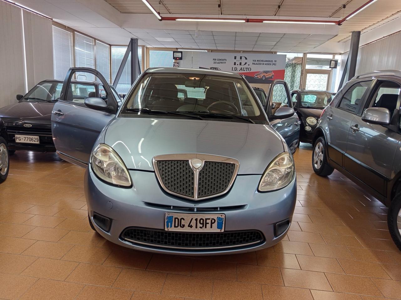 Lancia Ypsilon 1.2 Argento 121 Mila chilometri ok neopatentati
