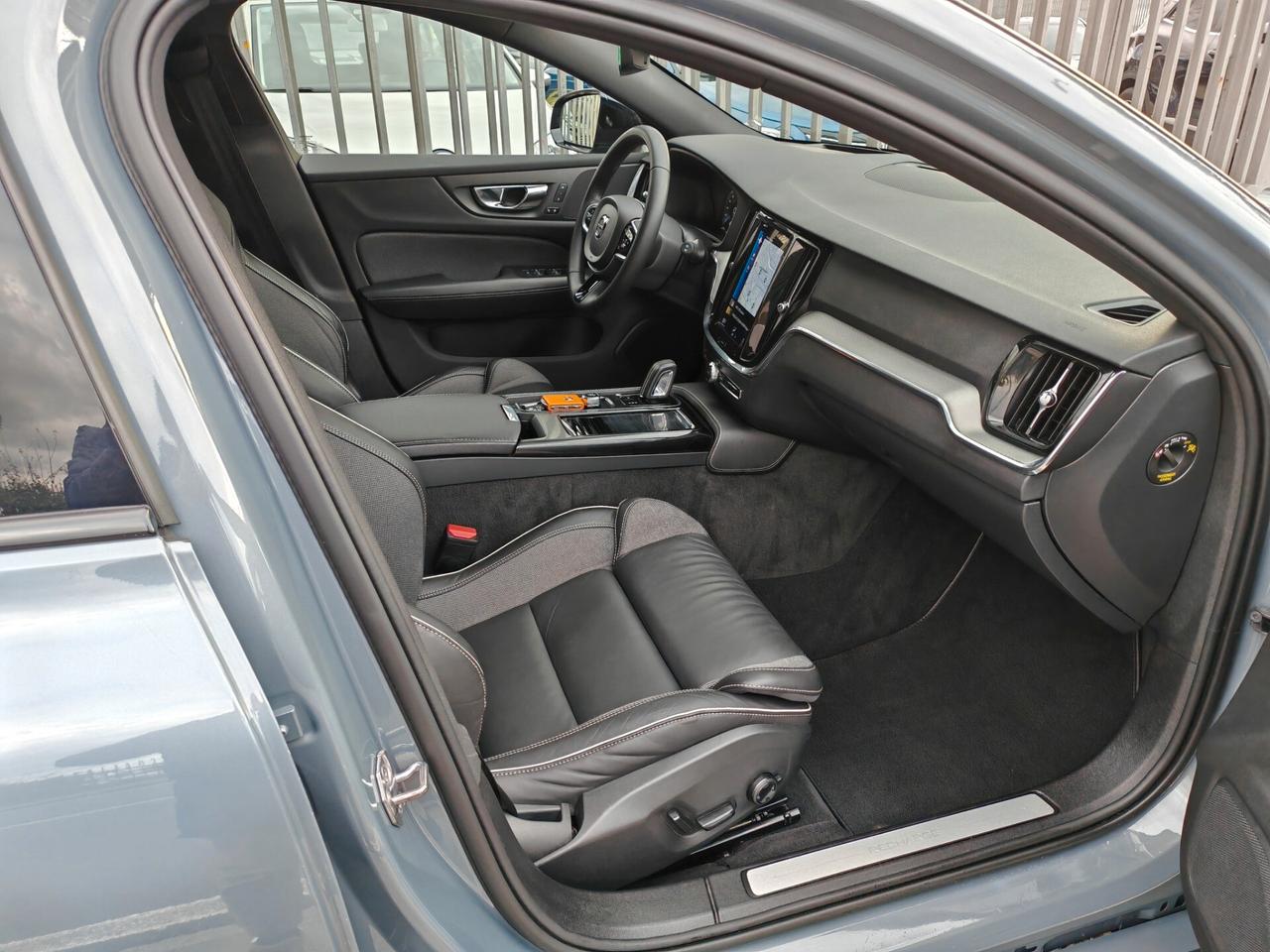 Volvo V60 T8 Recharge AWD Plug-in Hybrid R-design