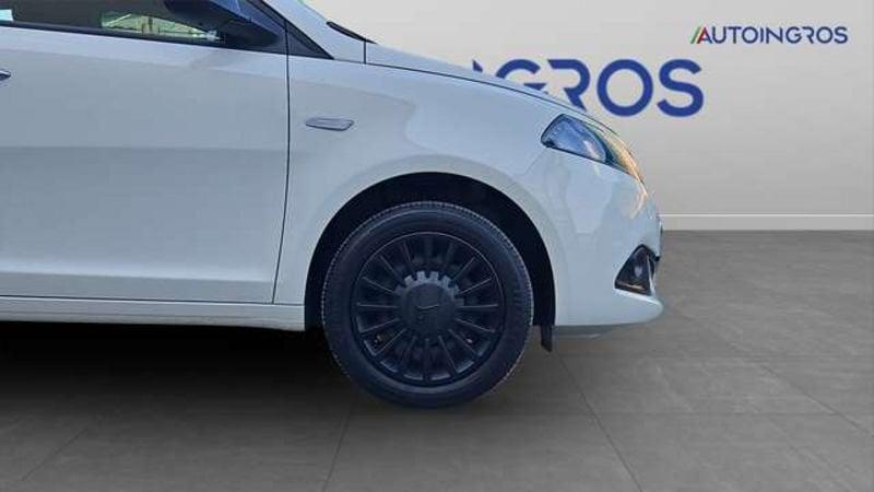 Lancia Ypsilon 1.0 FireFly Hybrid Silver