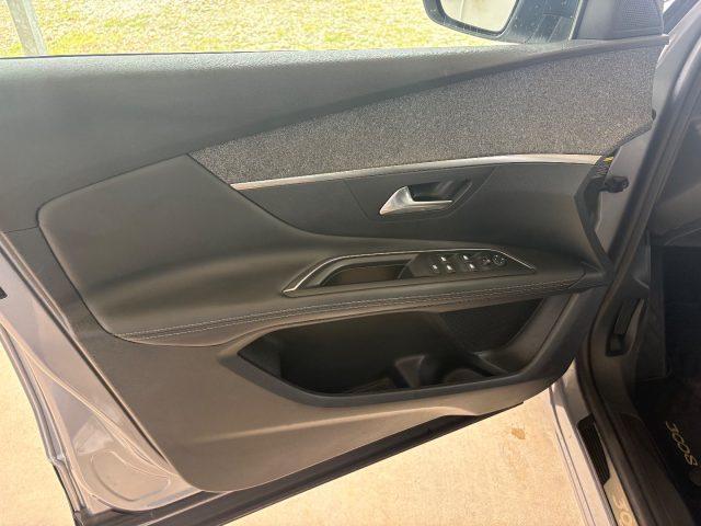 PEUGEOT 3008 PureTech 130 Allure POCHI CHILOMETRI TENUTA BENE