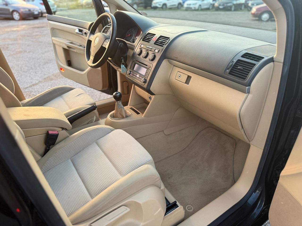 Volkswagen Touran 1.6 16V FSI Highline 7 POSTI