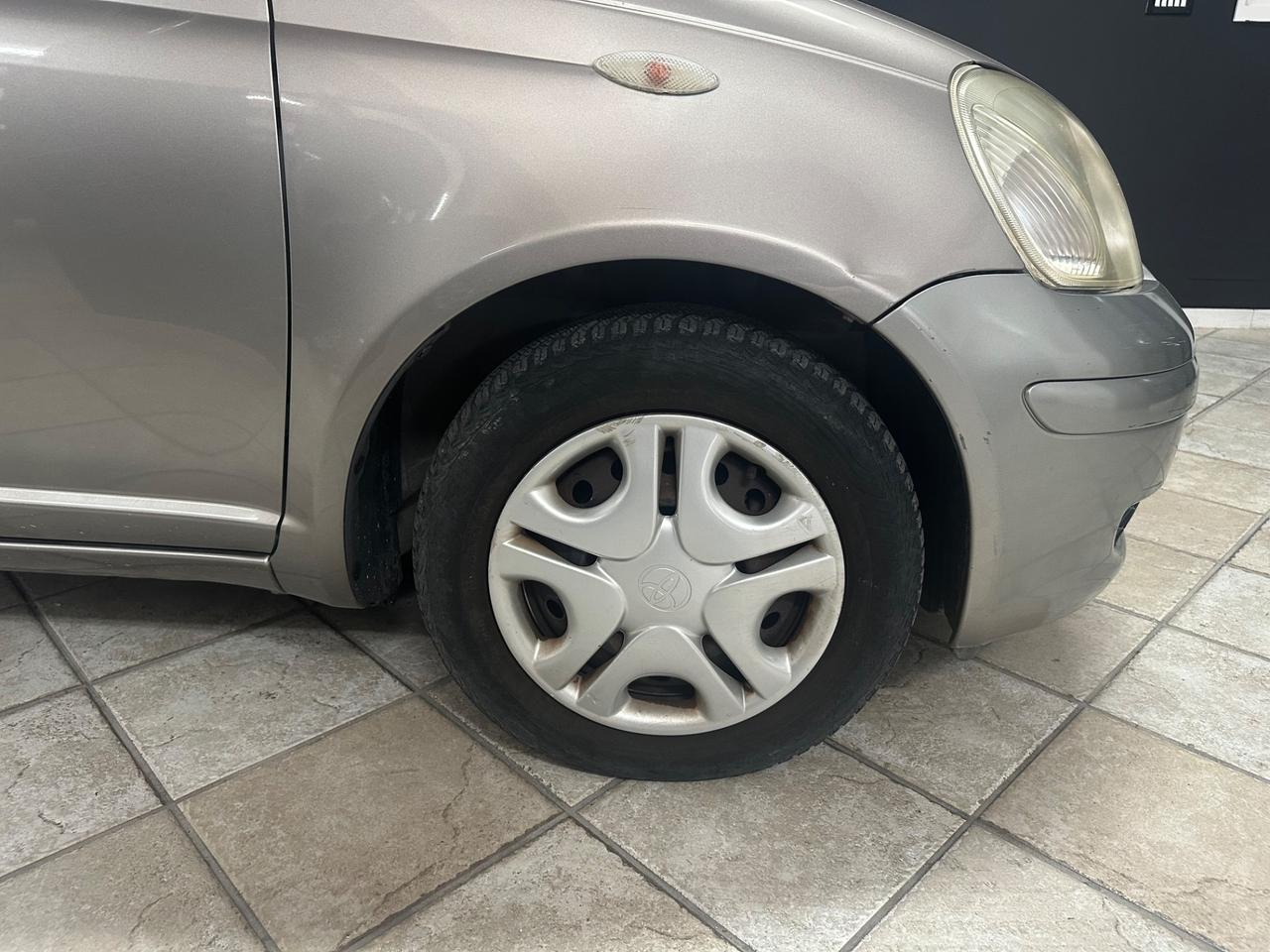 TOYOTA Yaris 1.0i (65) 3.p Sol 2004