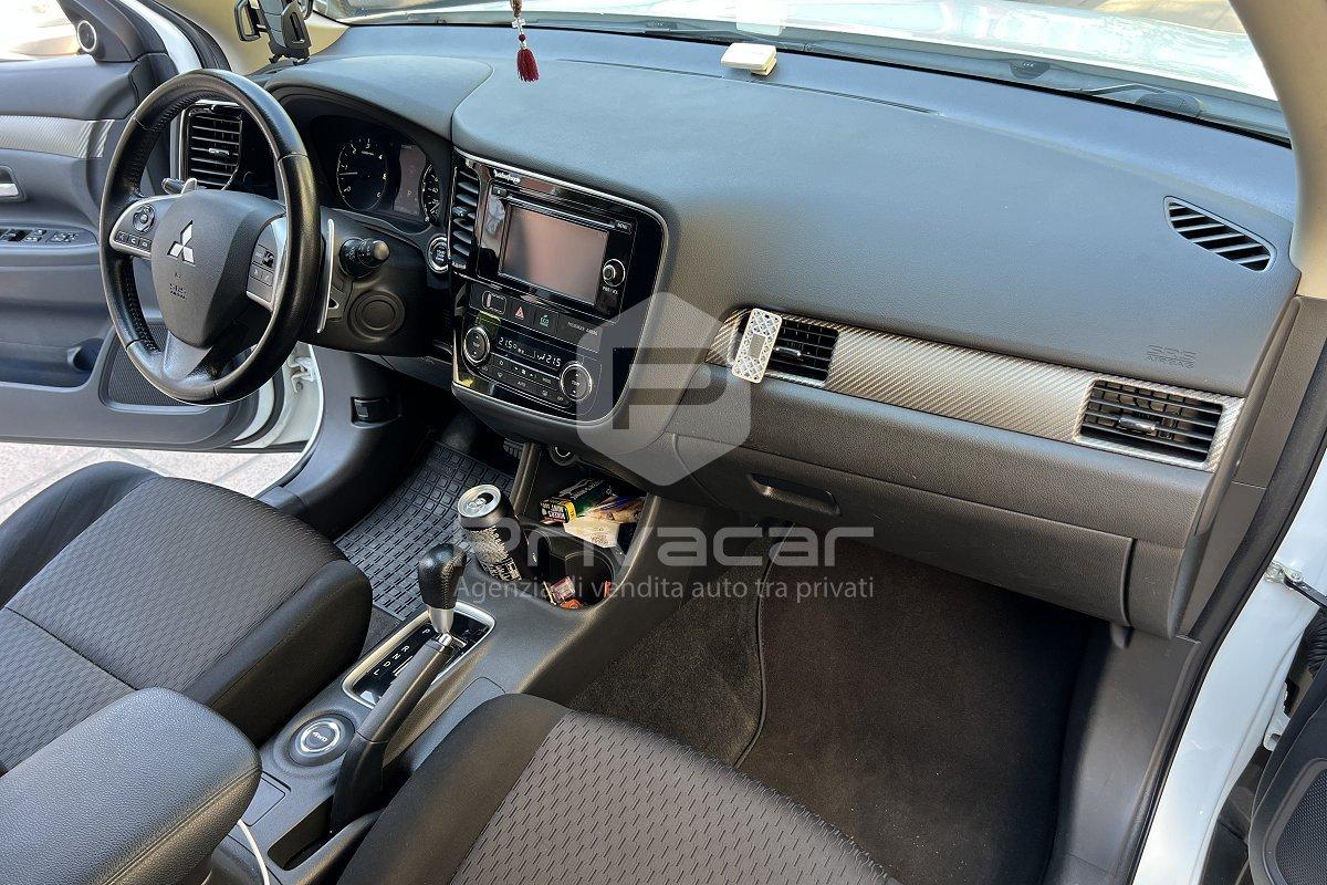 MITSUBISHI Outlander 2.2 DI-D 4WD Instyle 7p.