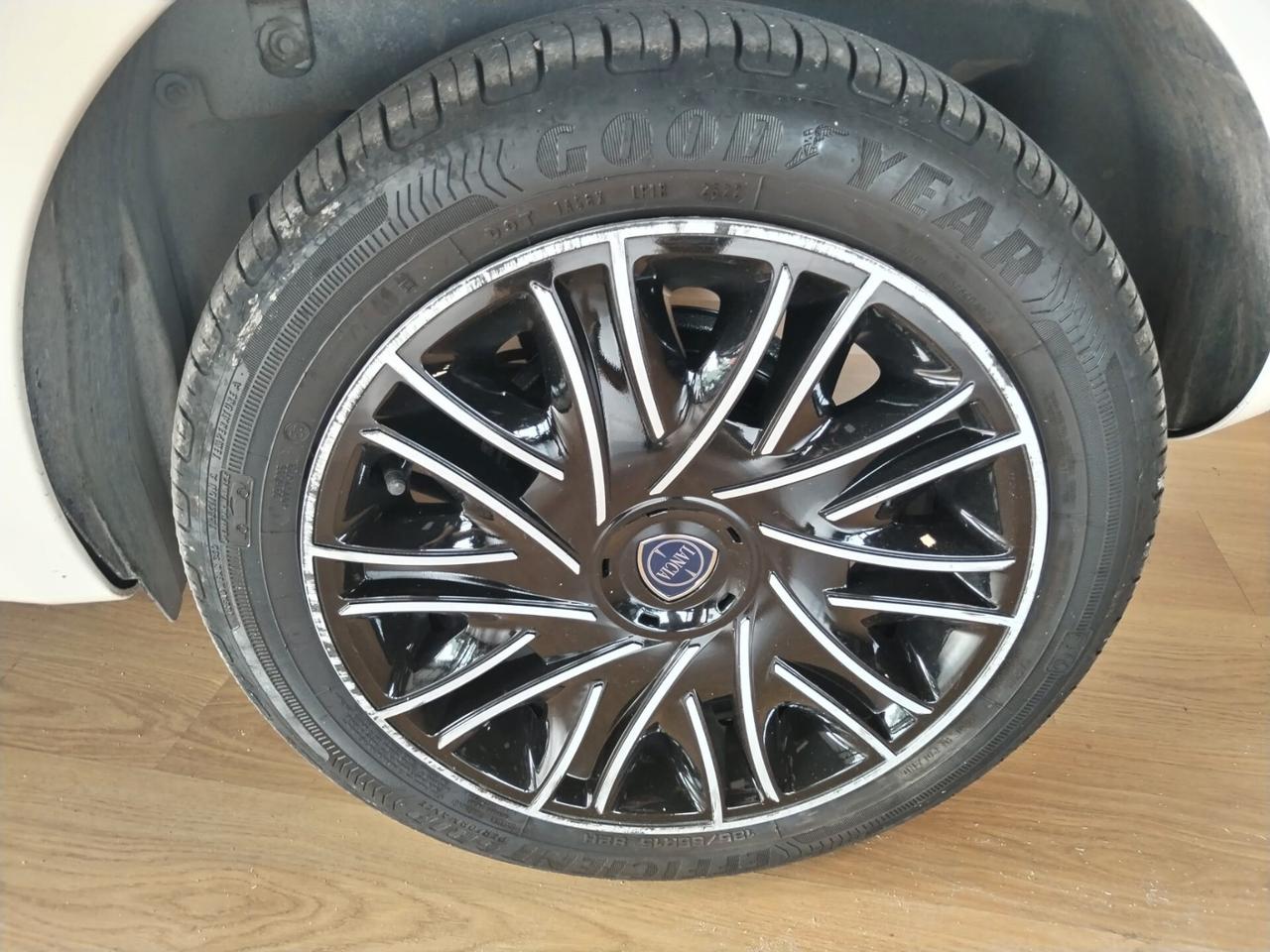 Lancia Ypsilon Hybrid Gold