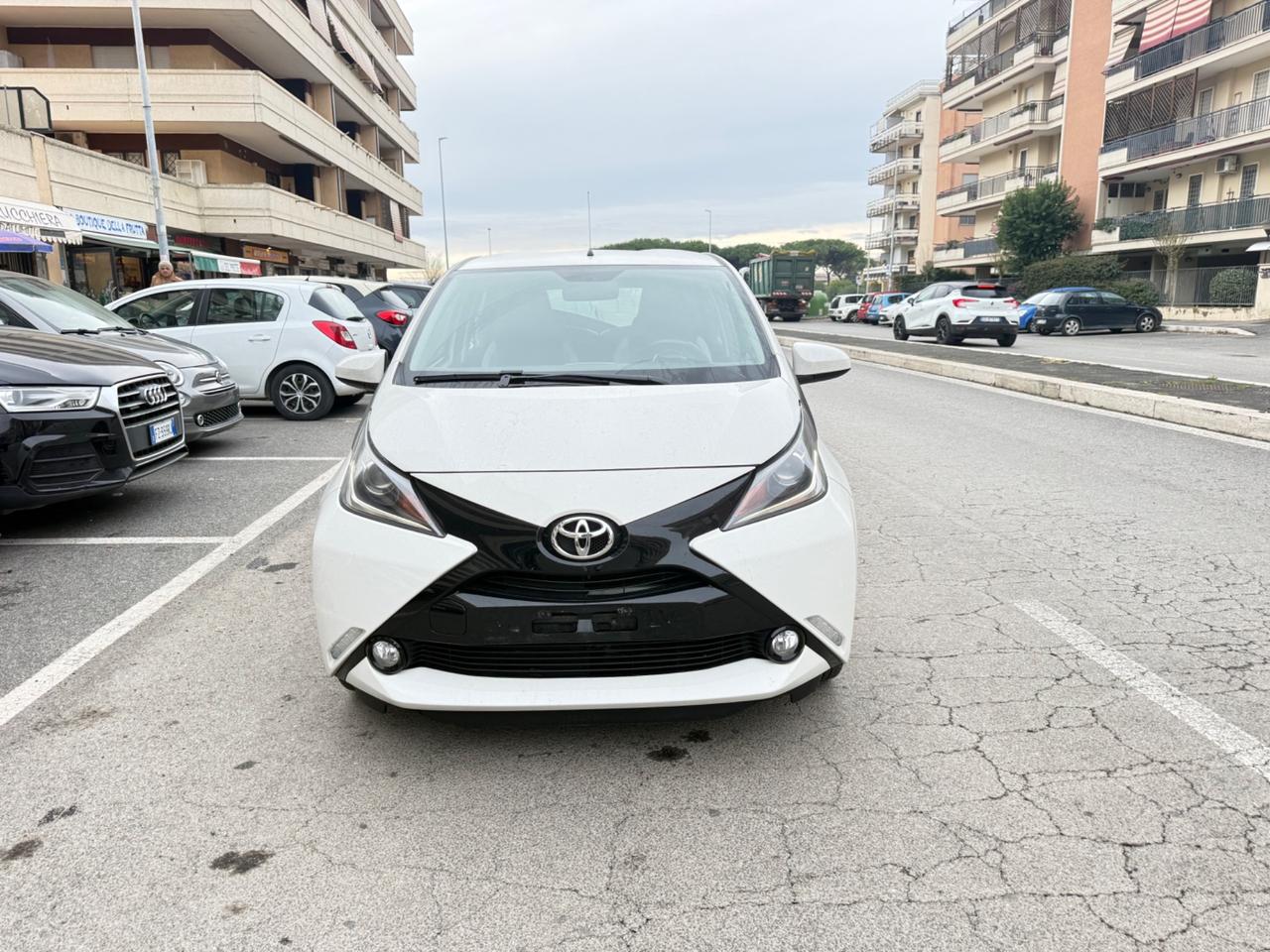 Toyota Aygo 1.0 VVT-i 72 CV 5 porte x-play LED NAVI KAMERA PDC BLUETOOTH CERCHI 16 CAR PLAY
