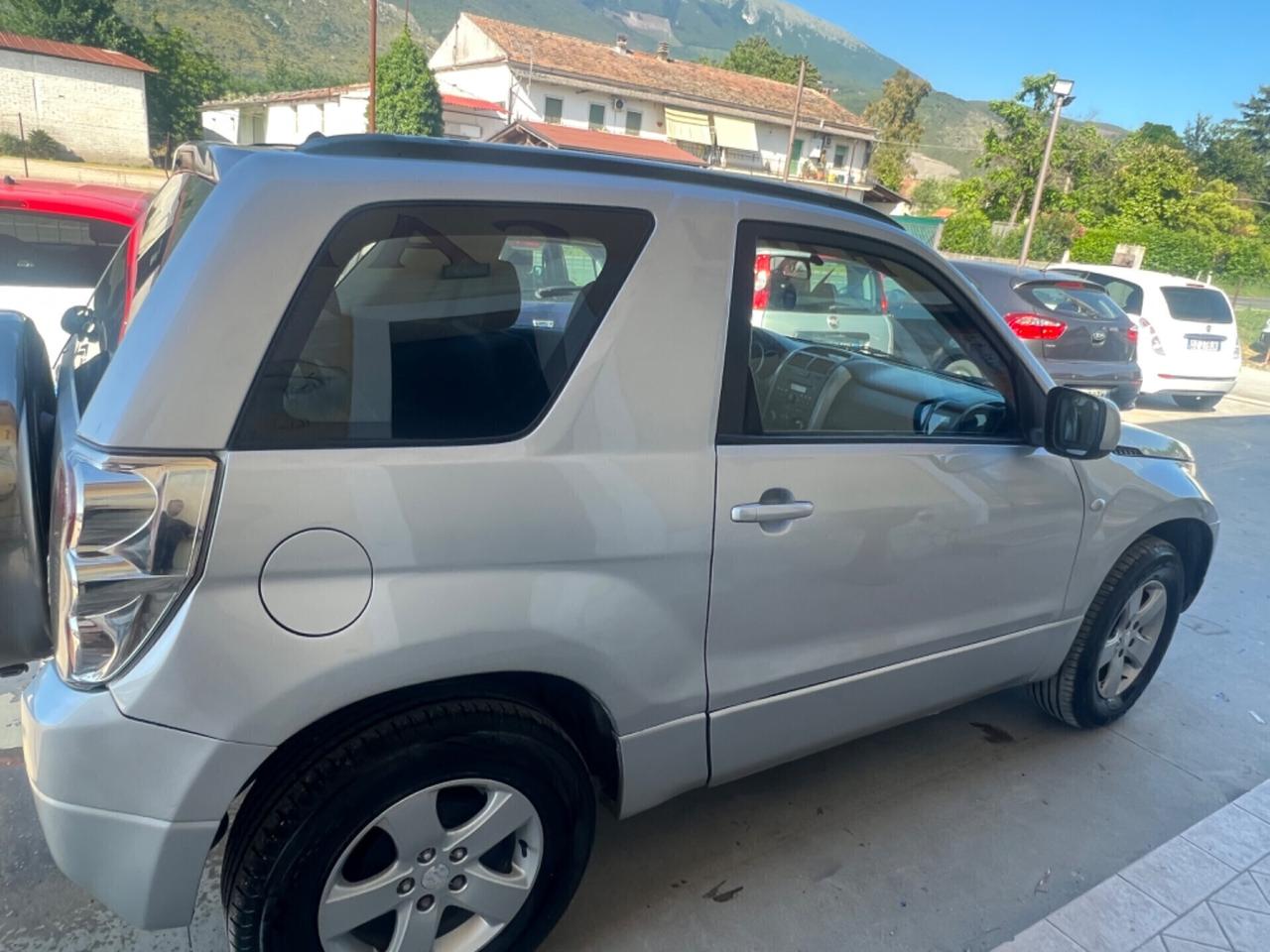 Suzuki Grand Vitara 1.6 16V 3 porte 4x4 gommato e tagliandato