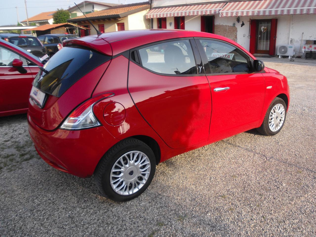 Lancia Ypsilon 1.2 69 CV 5 porte Silver neopatentati