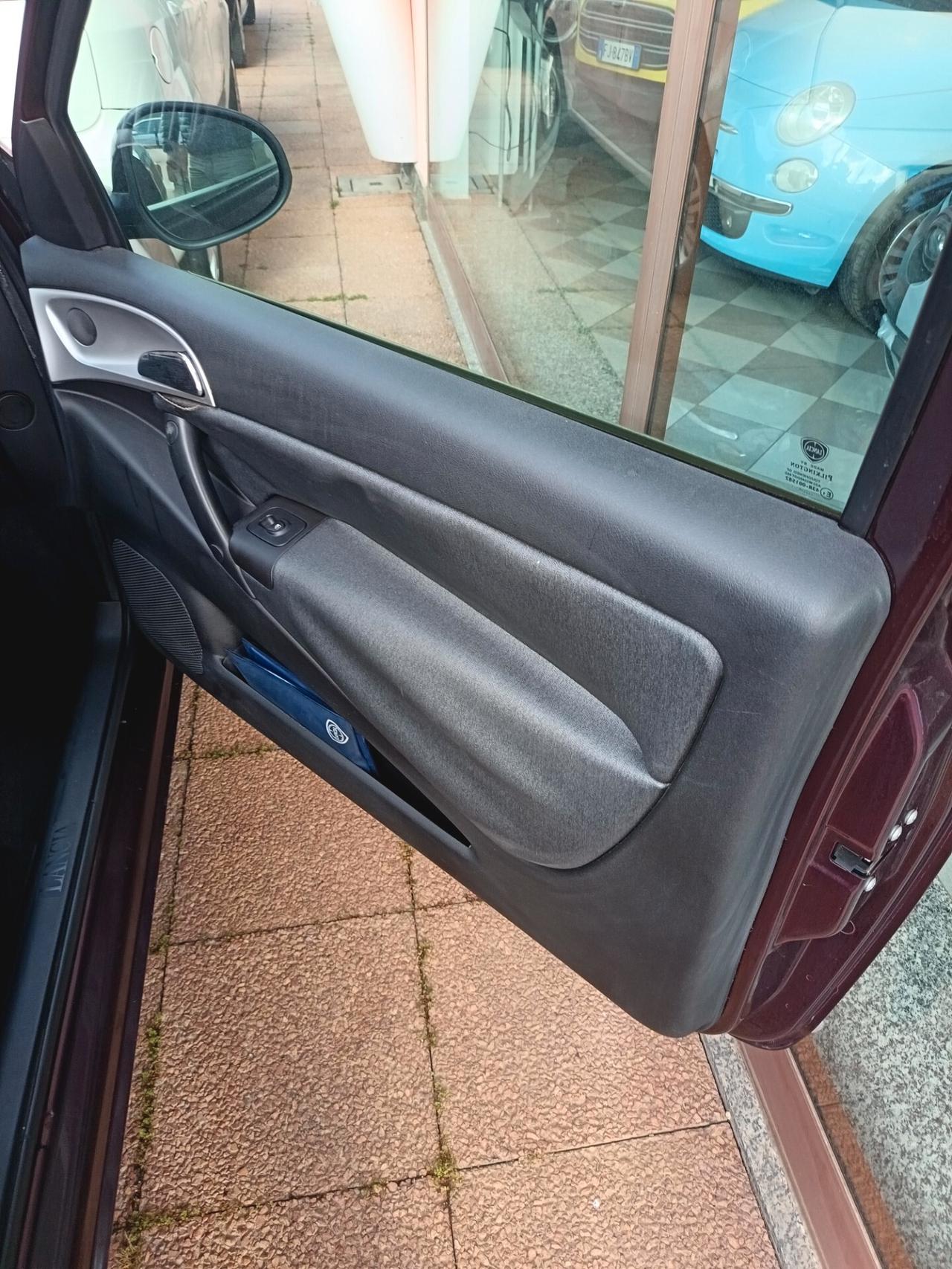 Lancia Ypsilon 1.2 69 CV 5 porte S&S Platinum