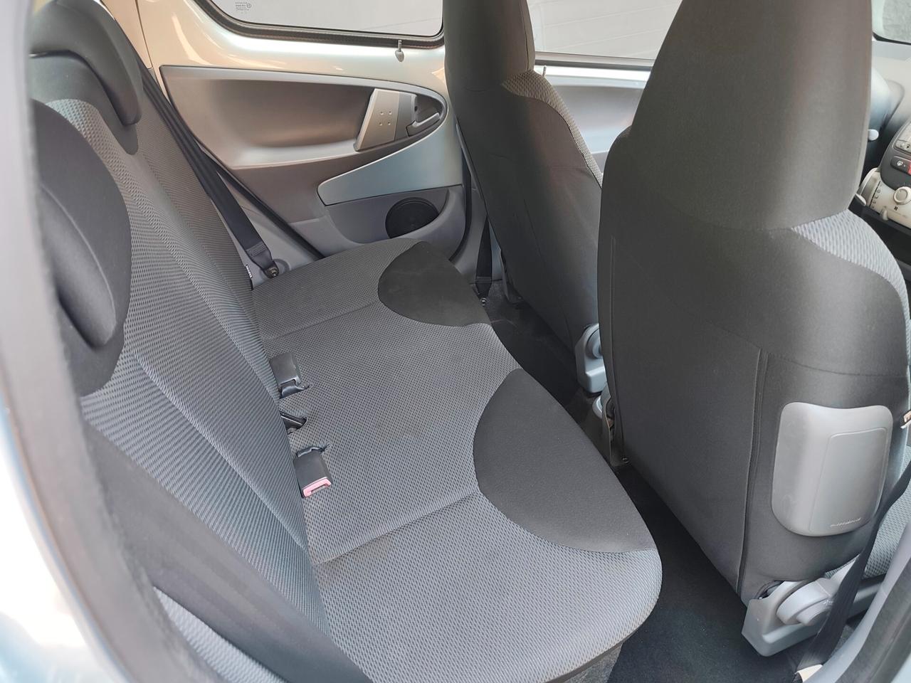 Toyota Aygo 1.0 benzina Automatica leggi