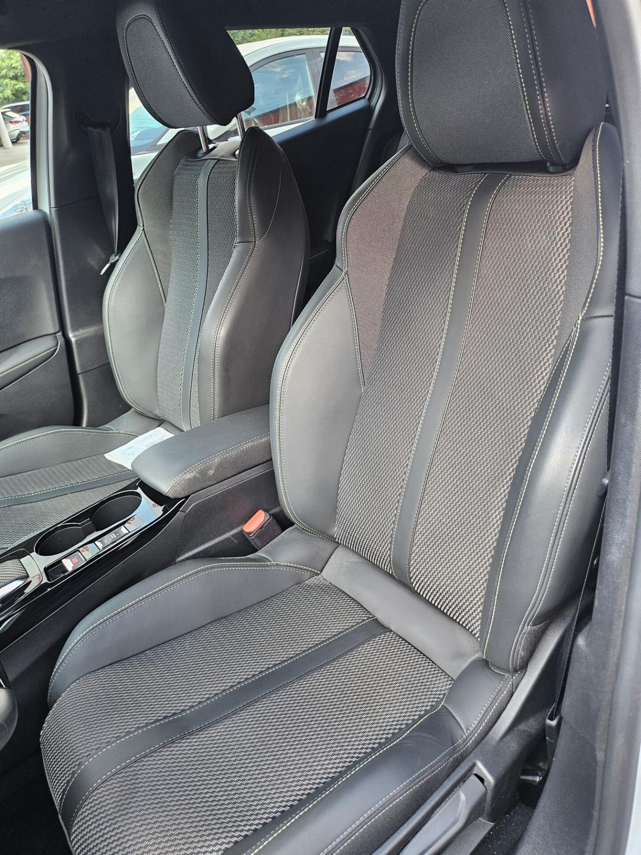 Peugeot 2008 PureTech 130 S&S EAT8 GT