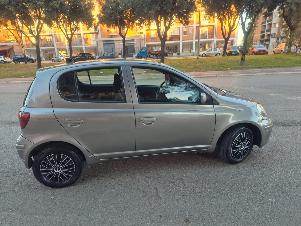 Toyota Yaris 1.0 benzina 68cv anno 05