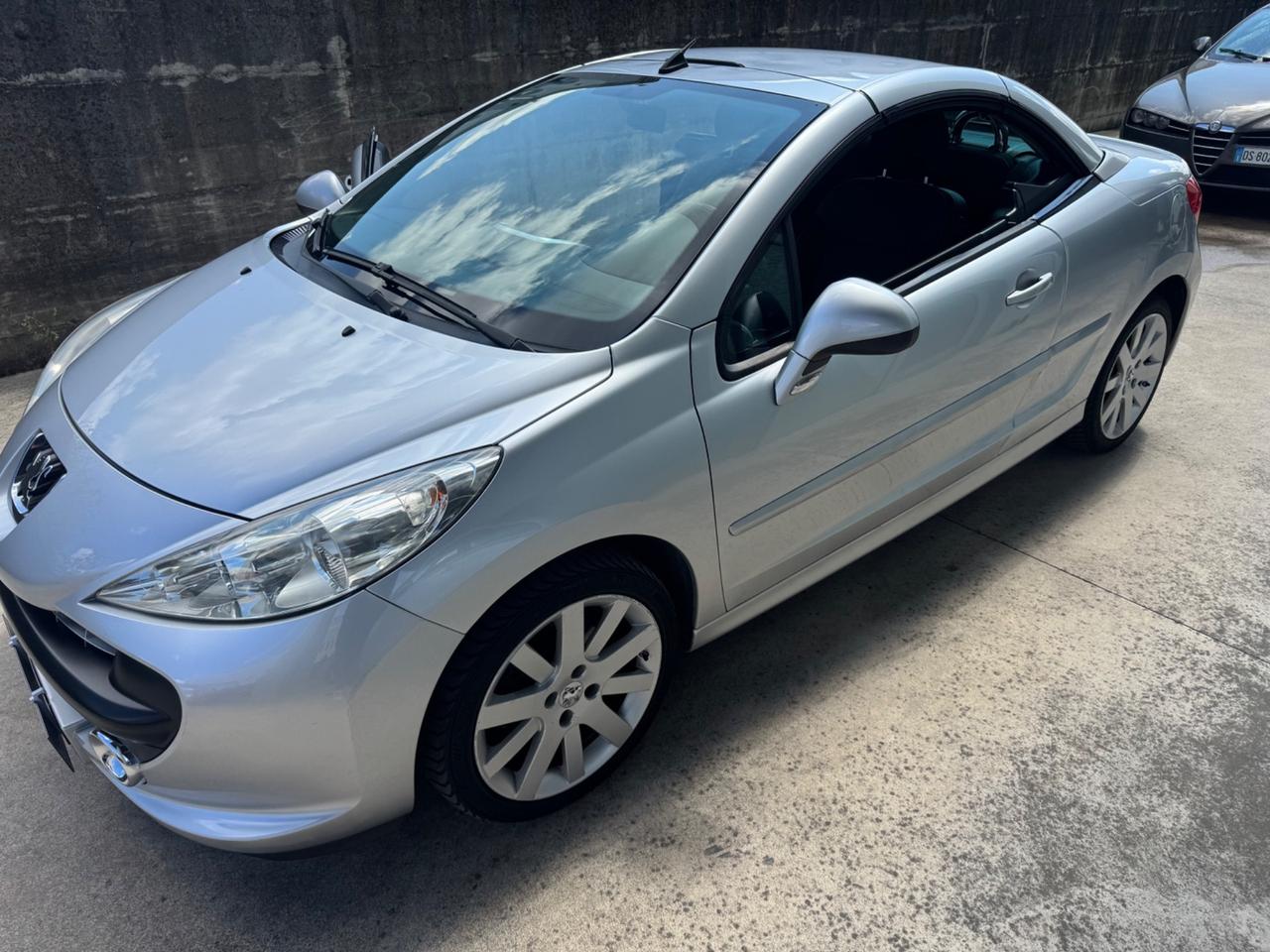 Peugeot 207 1.6 HDi 110CV CC Féline