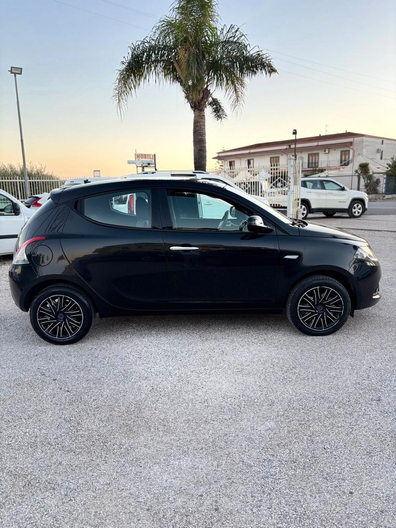 Lancia Ypsilon 1.0 FireFly 5 porte S&S Hybrid Silver Plus