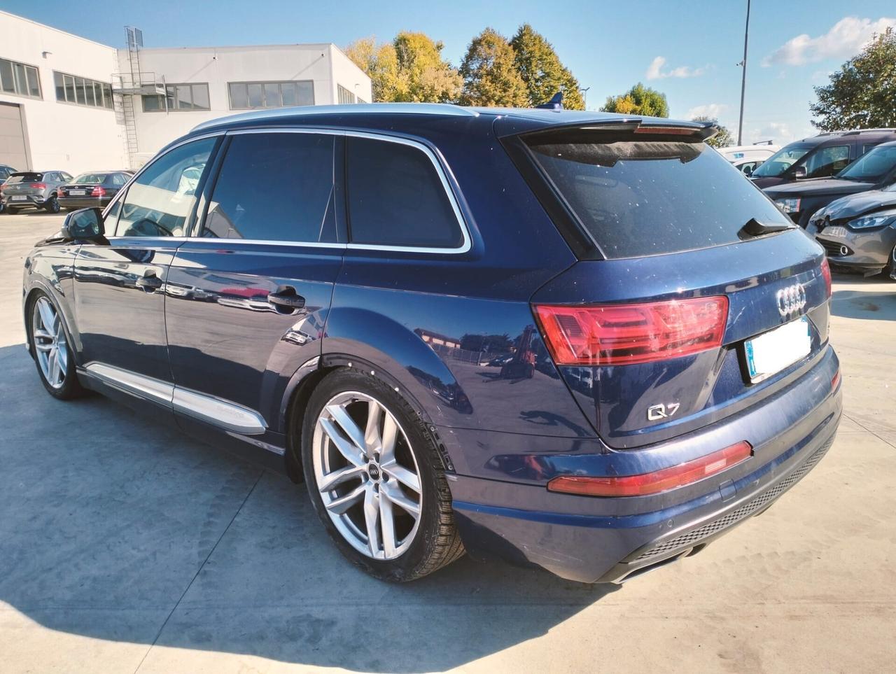 Audi Q7 50 3.0 TDI quattro S-Line 7 posti - SINISTRATA - NO EXPORT -