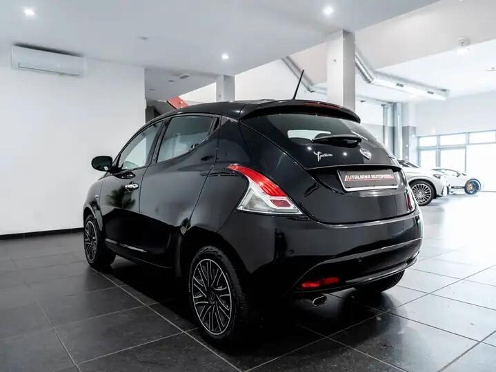 Lancia Ypsilon 1.0 FireFly 5 porte S&S Hybrid Ecochic Silver