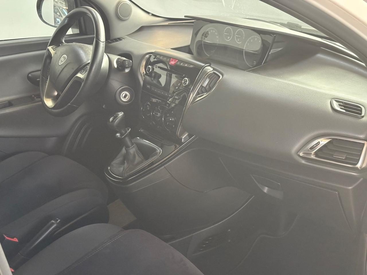 Lancia Ypsilon 0.9 TwinAir 85 CV 5 porte Metano Ecochic Silver