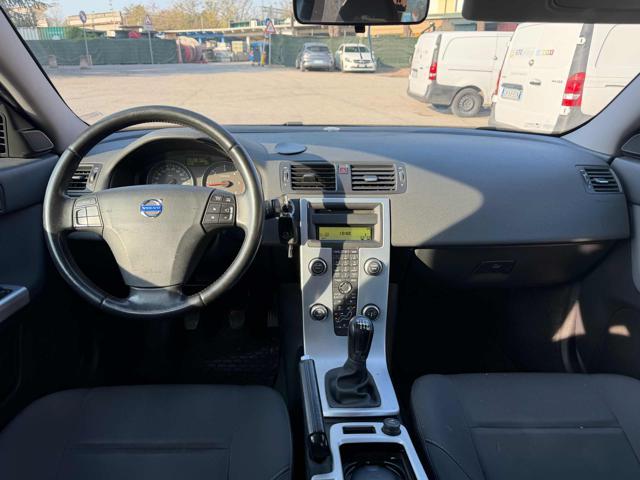 VOLVO V50 D2 R-design senza nessun lavoro da fare