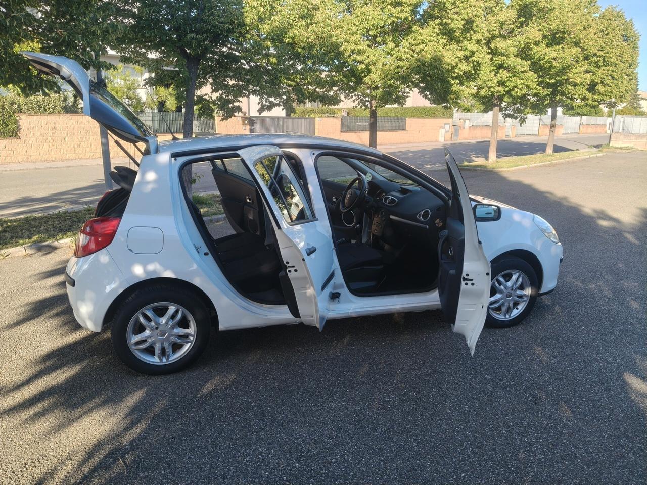 Renault Clio 1.6 5 porte SOLAMENTE 61.000 KM