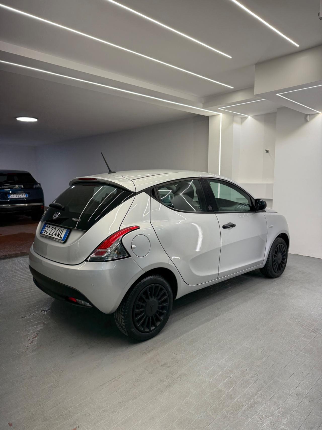 Lancia Ypsilon 1.0 FireFly 5 porte S&S Hybrid Ecochic Silver