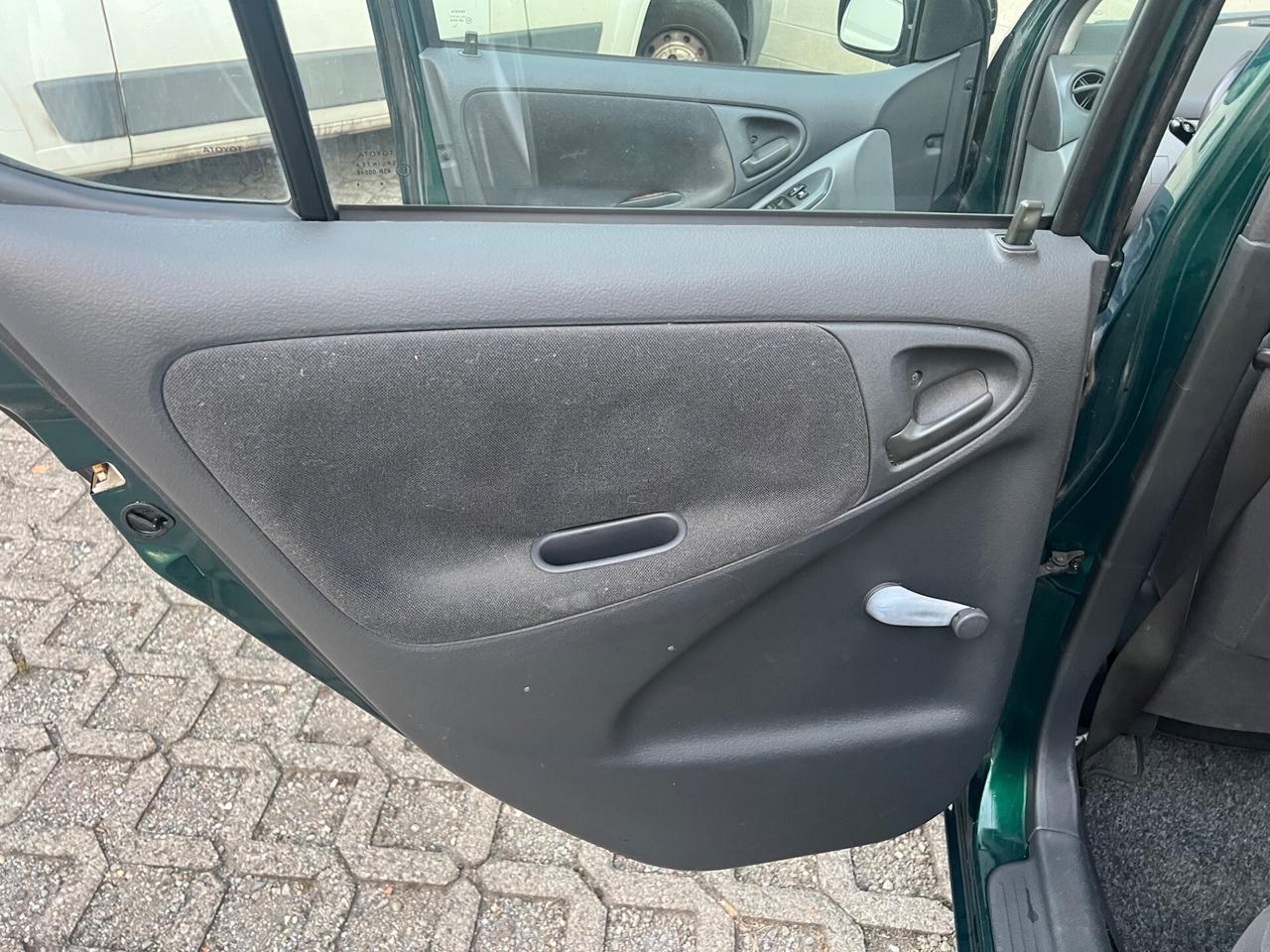 Toyota Yaris 1.0i 16V cat 5 porte Sol