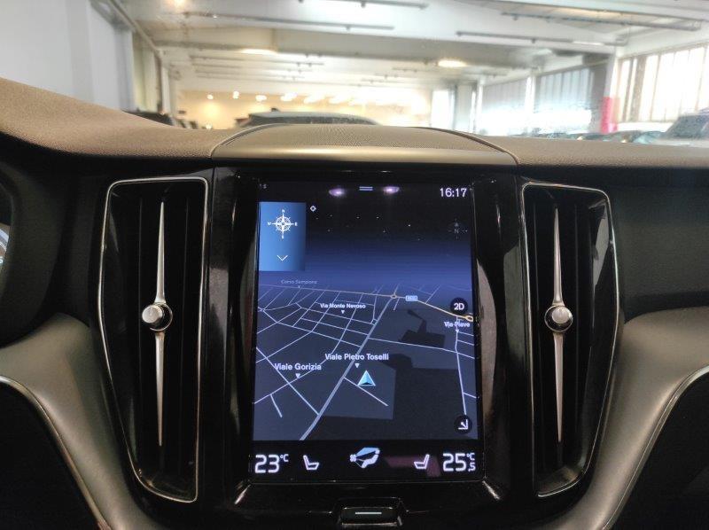 VOLVO XC60 (2017-->) - XC60 B4 Geartronic Momentum